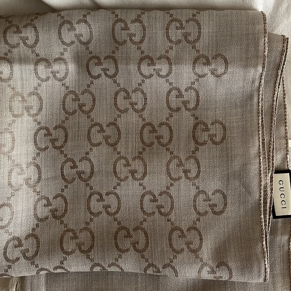 Never use in brand new condition Gucci Scarf - Picture 4 of 4